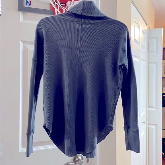 Aritzia thermal cowl neck/turtleneck slouch waffled fabric flowy long sleeve - Picture 4 of 8